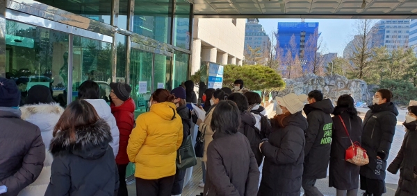 사진=17일 스쿨미투 대응 대전공동대책위가 대전교육청 현관 앞에서 항의하고 있다.