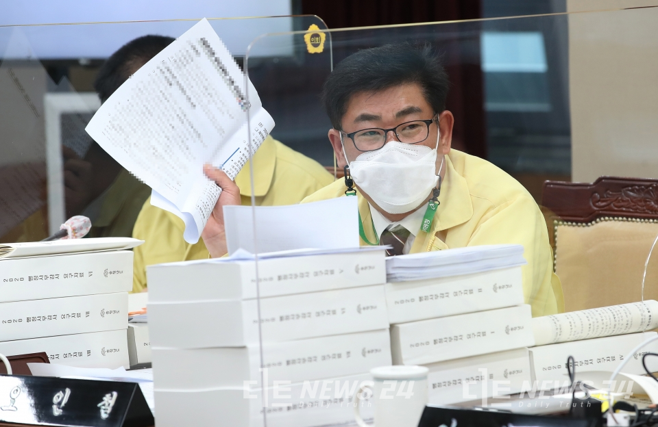 오인철 충남도의회 의원이 충남테크노파크 행정사무감사에서 연구수당의 부정지급을 질타했다.