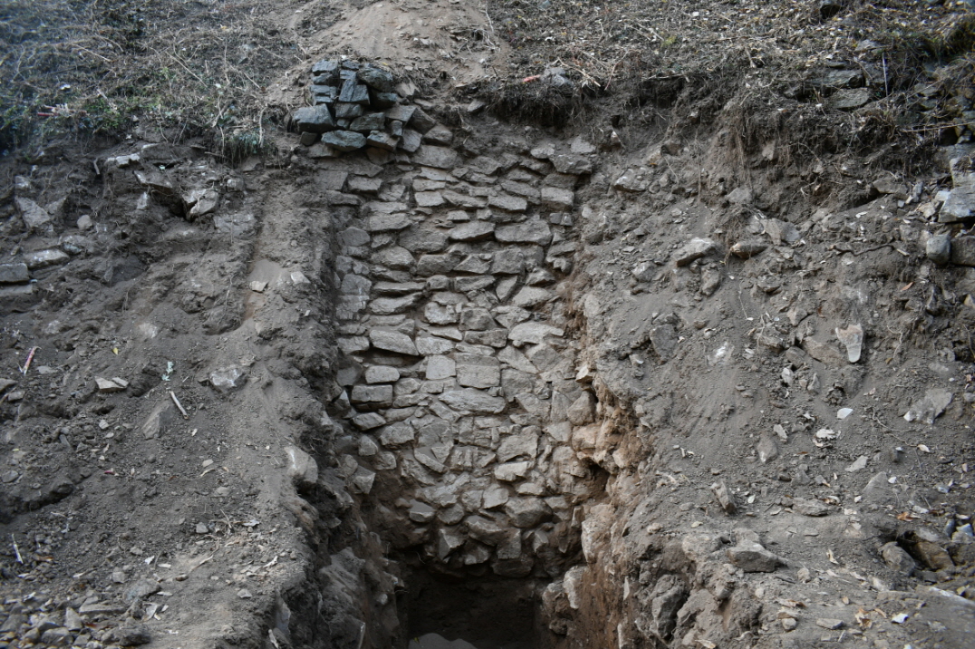 지난달 세종시 전의면 신방리 이성산성 시굴조사에서 발견된 성벽 흔적. 