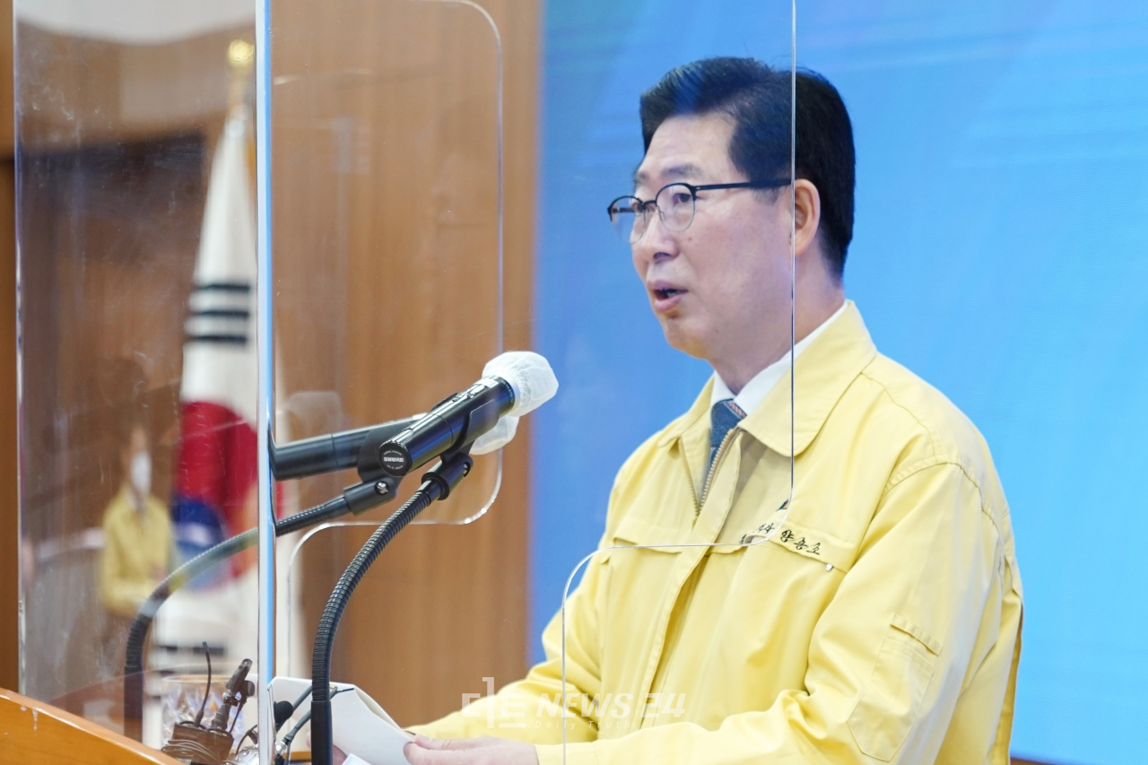 양승조 충남지사가 22일 도청 대회의실에서 열린 송년기자회견에서 대권출마 관련 질문에 답변하고 있다.