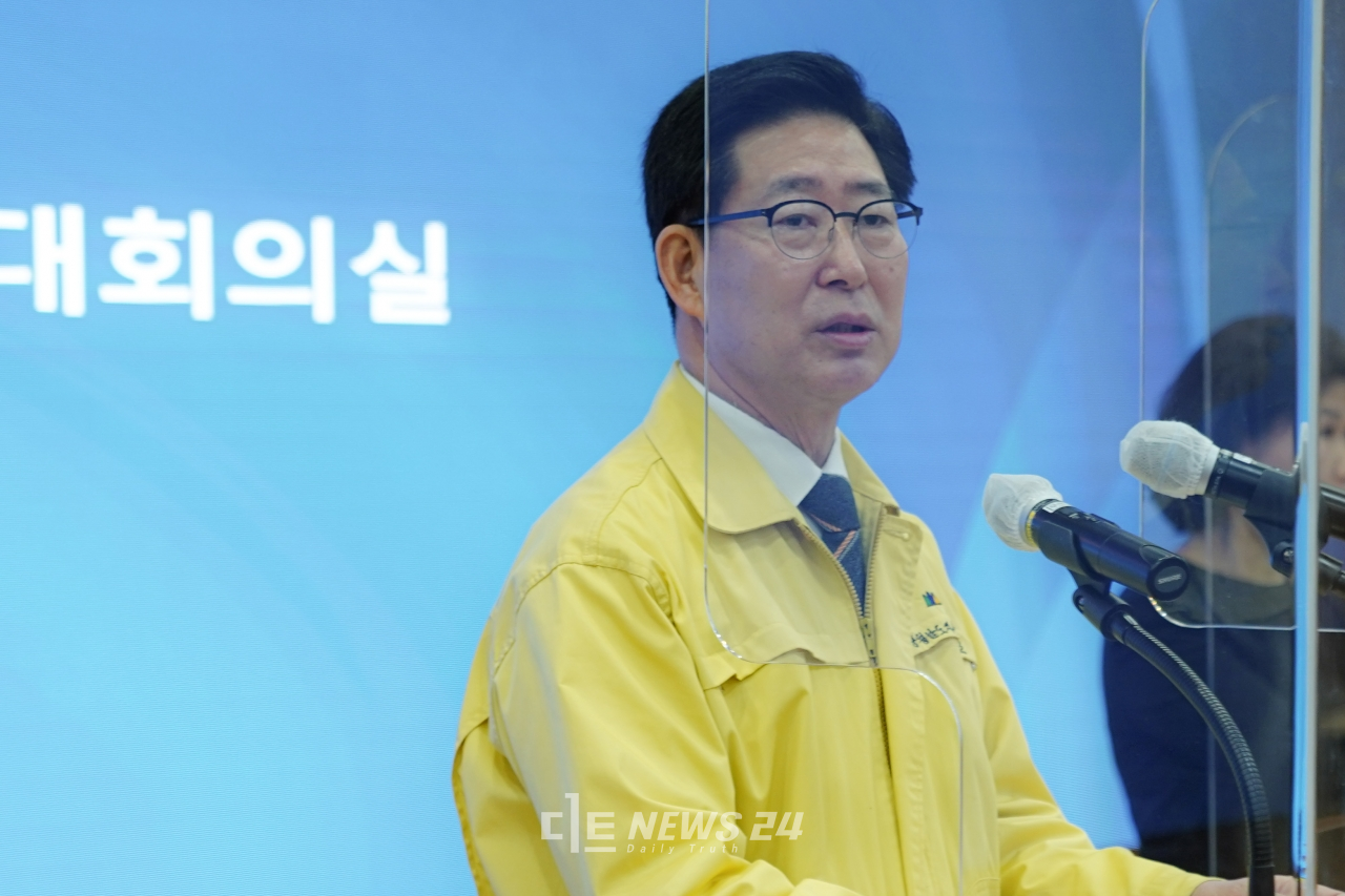 양승조 충남지사가 22일 도청 대회의실에서 송년기자회견을 갖고 있다.