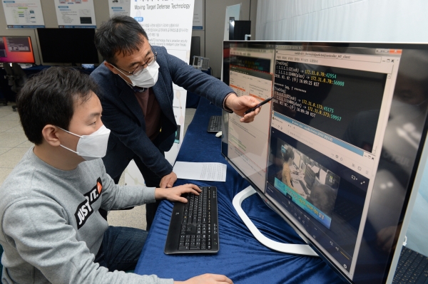 ETRI 연구진이 사이버 공격 사전보안을 위한 네트워크 주소변이 기술을 시연하고 있다. 왼쪽부터 박경민 연구원, 문대성 네트워크·시스템보안연구실장.