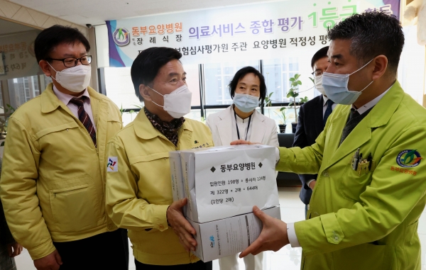 황인호 동구청장(왼쪽에서 두 번째)이 동부요양병원을 긴급 점검하고 마스크를 배부하고 있다.