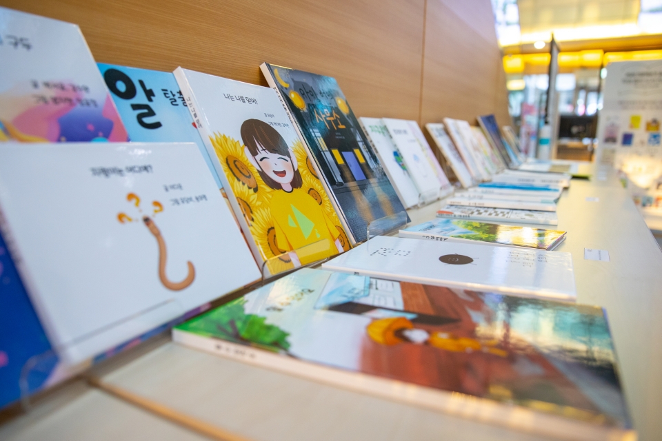 세종시교육청 1층 한누리길에서 개최된 학생 출판 도서 전시회 모습. (사진=세종교육청)