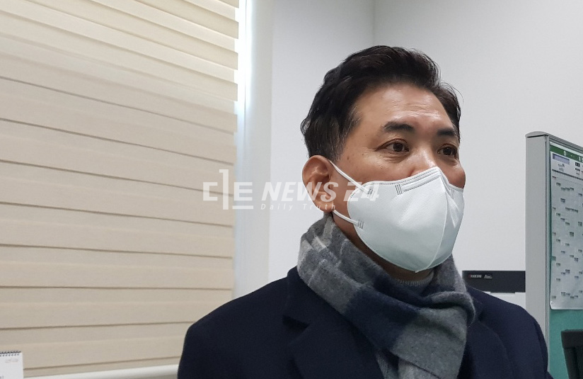 박영순 더불어민주당 대전시당위원장이 29일 대전시의회 기자실을 방문, 지역 정치부 기자들과 대화를 나누고 있다.