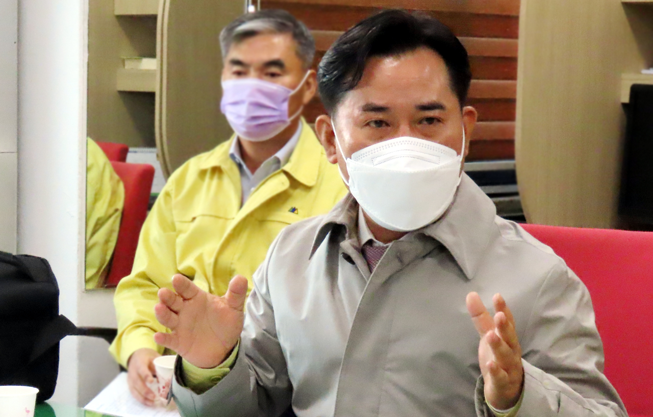 26일 기자 간담회에서 충남도의 광역먹거리통합지원센터 공약과 관련 이행 촉구를 주장하고 있는 박정현 부여군수.&nbsp;