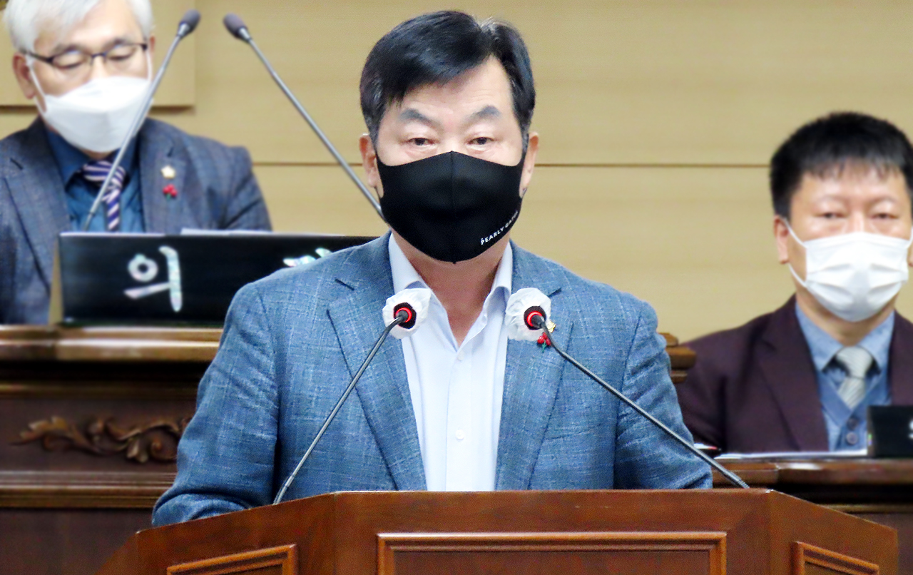 8일&nbsp;부여군의회 제251회 제2차 정례회 3차 본회의에서 신상발언을 통해 '유흥주점 출입명부 행패' 사태에 대해 사죄하고 있는 유기주 의원.