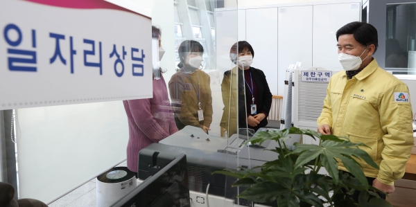 황인호 동구청장(오른쪽)이 대전역 민원센터를 찾아 직원들을 격려하는 모습