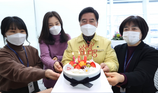 황인호 동구청장(오른쪽에서 두 번째)이 직원들과 대전역 민원센터 100일 기념 축하하는 모습
