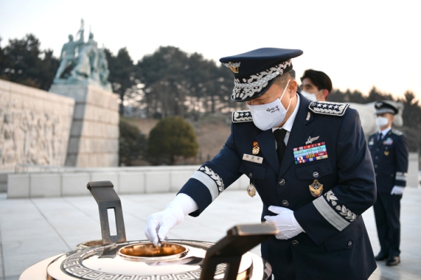 이성용 공군참모총장이 2021년 새해를 맞아 4일 대전현충원에서 순국선열과 호국영령에게 분향 및 헌화하고 있다. 공군본부 제공
