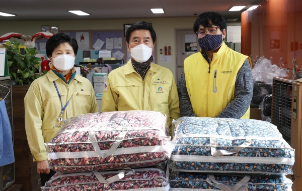 황인호 동구청장(가운데)이 대전 노숙인 종합지원센터를 방문하는 모습
