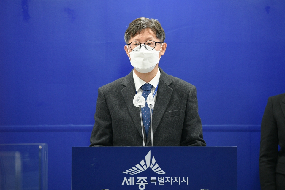 박형민 세종시 경제산업국장이 12일 열린 업무계획 브리핑에서 2030 미래먹거리 5대 산업 육성 계획을 설명하고 있다. (사진=세종시)
