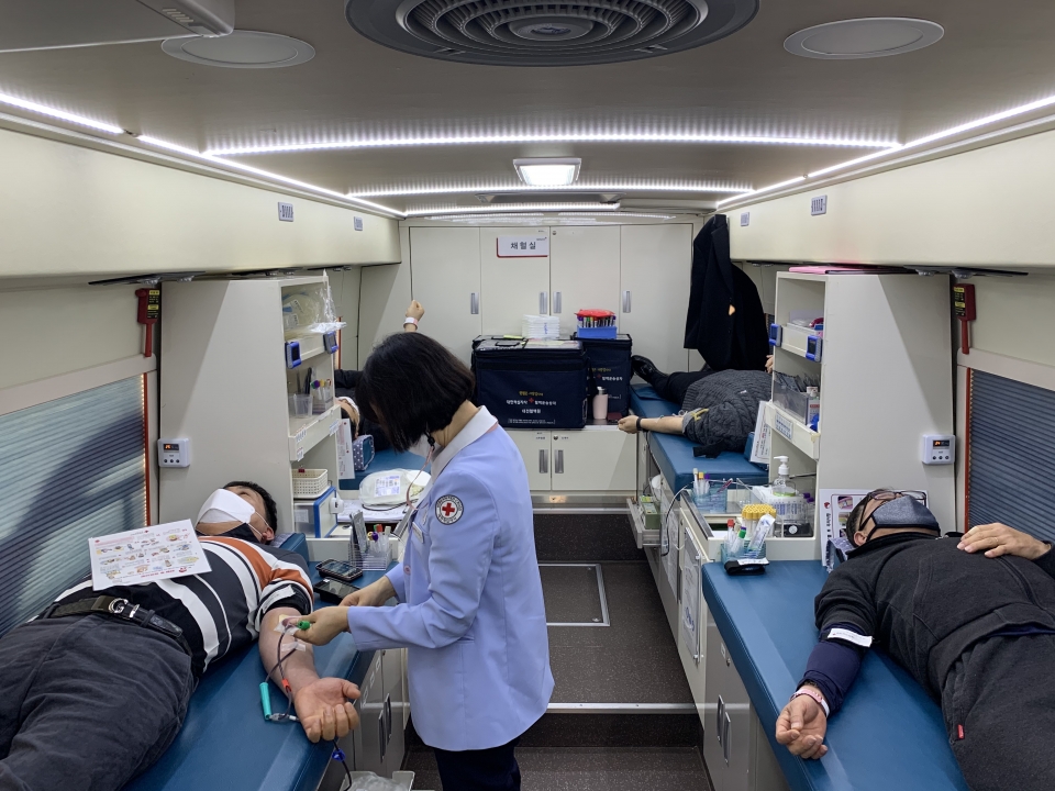 공주교통㈜ 노동조합이 12일 대한적십자사 대전세종충남혈액원 찾아가는 헌혈버스를 통해 단체 헌혈에 참여했다. (사진=대한적십자사 대전세종충남혈액원)