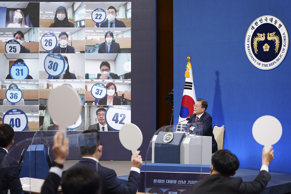 문재인 대통령은 18일 오전 10시부터 120분 동안 진행한 신년 기자회견을 통해 새해 국정운영 계획을 밝혔다. 청와대 제공