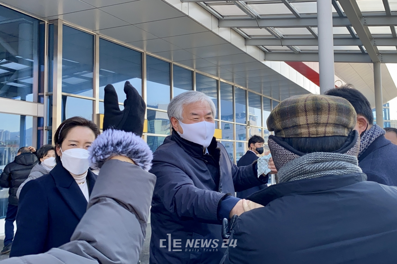 전광훈 사랑제일교회 목사가 20일 오전 대전역 광장에서 기자회견을 한 뒤 지지자들과 악수를 하고 있다.