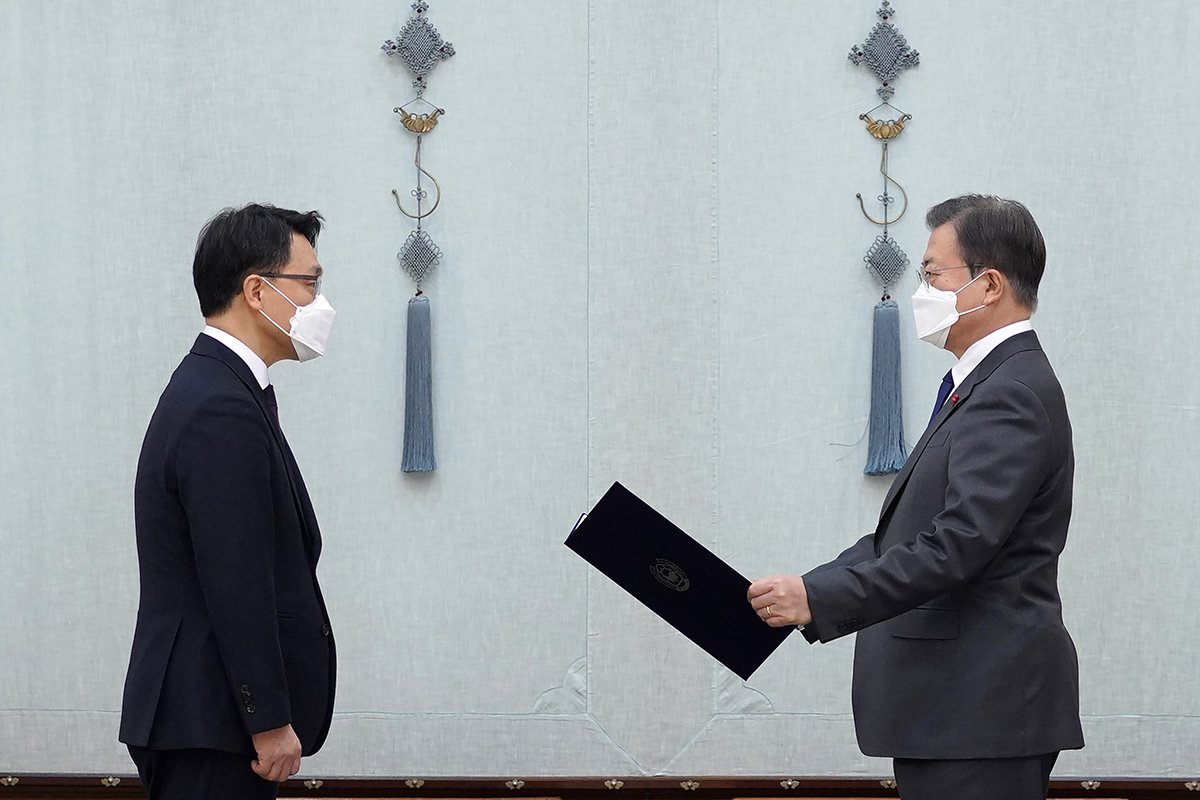 문재인 대통령이 21일 김진욱 공수처장에게 임명장을 수여하고 있다. 청와대 제공