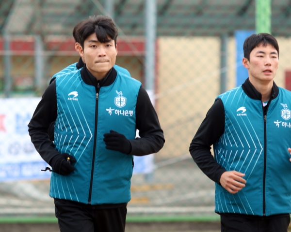 이지솔(오른쪽)과 재활 훈련 중인 박진섭(왼쪽).