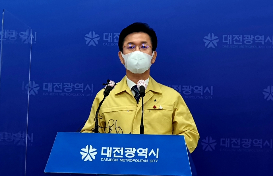 사진=허태정 대전시장이 25일 대전에서 발생한 125명 집단감염에 대해 설명하고 있다.