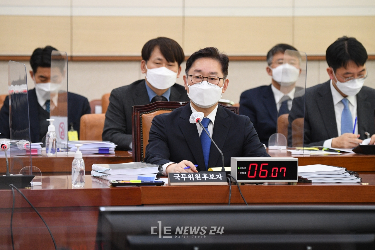 박범계 법무부 장관 후보자가 25일 국회 인사청문회에서 답변하고 있는 모습.