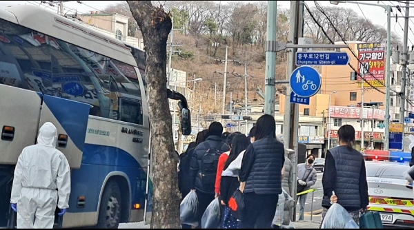대전 최대 코로나19 집단감염이 발생한 중구 대흥동 한 시설에서 확진자들이 이송버스에 탑승하고 있다.