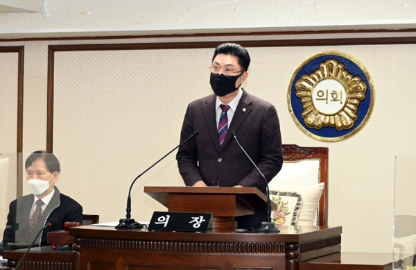 김연수 중구의회 의장이 본회의장에서 발언하는 모습.
