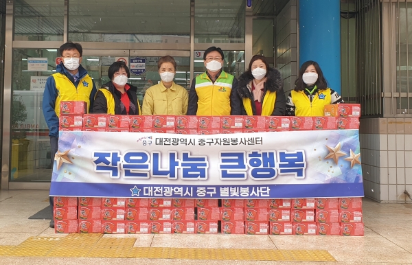 28일 중구보건소 앞에서 대전중구자원봉사센터 소속봉사단 별빛봉사단 진행한 간식(컵라면) 전달식