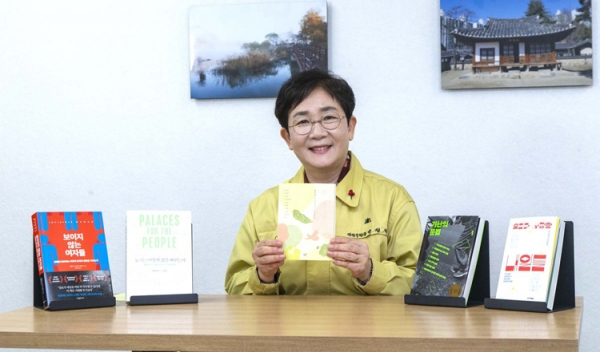 박정현 대덕구청장이 디트책방에 책 5권을 추천, 기부하고 있다.