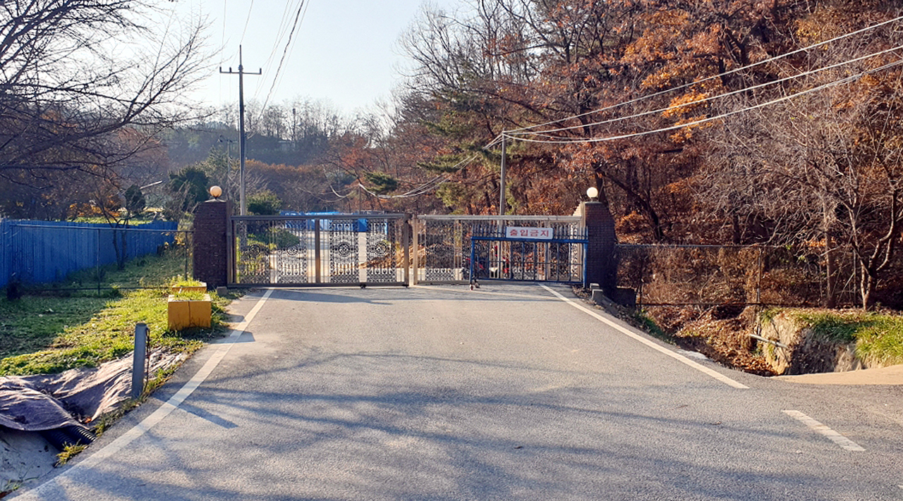 충남 부여군 장암면 장정마을에 위치한 전진산업 사업장 정문. 지난 2018년 5월 폐업한 상태다.&nbsp;