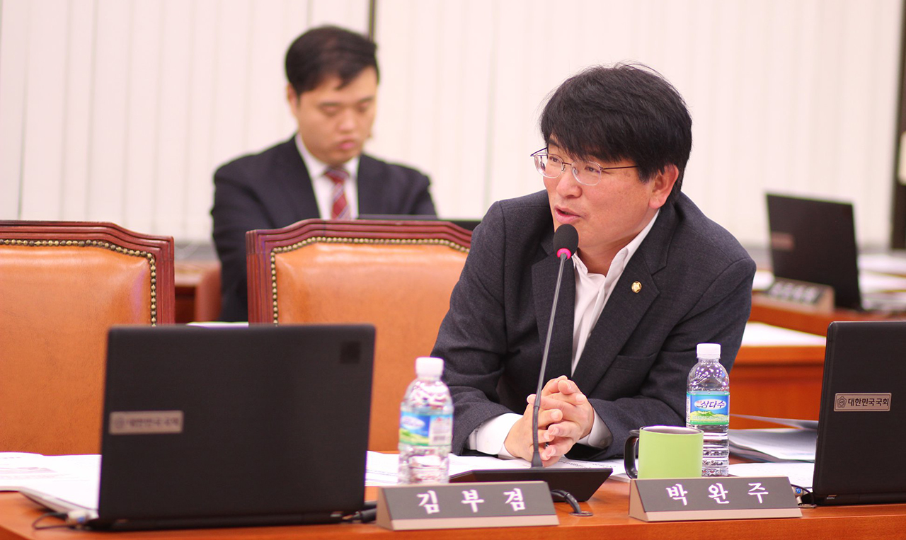 박완주 더불어민주당 의원이 차기 원내대표 출마 채비를 갖추고 있다. 박완주 의원 페이스북.