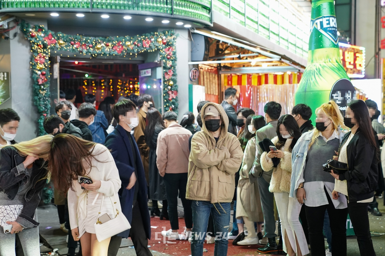 20일 밤 10시께 천안시 두정동 먹자골목 한 주점에 들어가기 위해 젊은이들이 줄을 서 있는 모습.