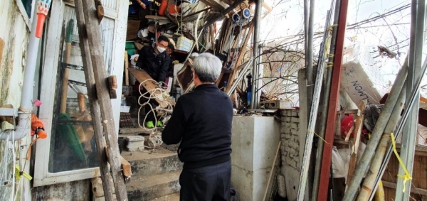 24일 공무원과 주민이 집안 내부 쓰레기를 정리했다.
