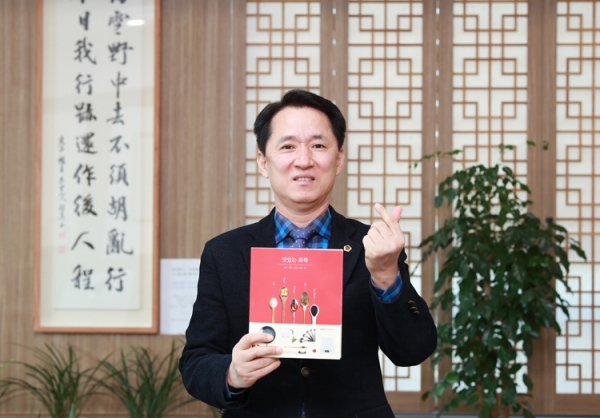 권중순 대전시의회 의장이 디트책방에 '맛있는 책'을 추천, 기부하고 있다.