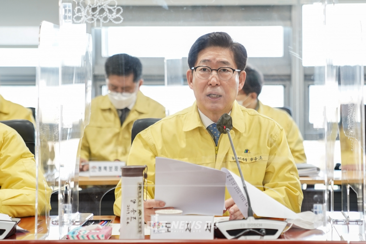 양승조 충남지사가 2일 실국원장회의에서 최근 논란을 일으킨 갑질·폭언 사태와 관련해 사과의 뜻을 밝혔다.