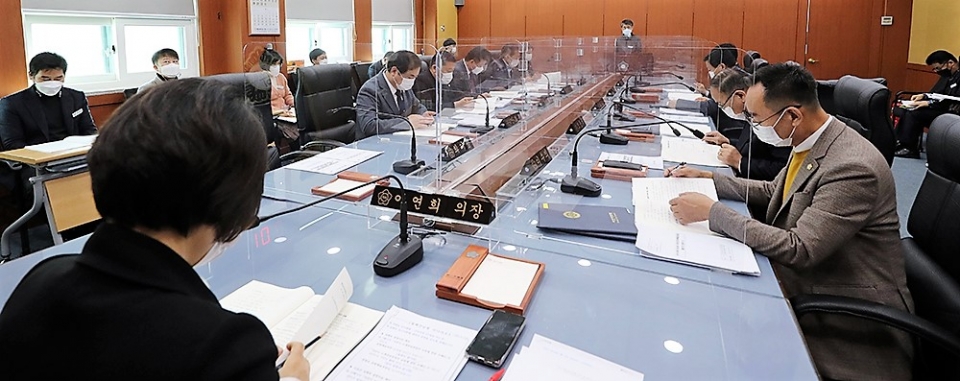 서산시의회가 2일 의회 간담회장에서 정책간담회를 열고 24개 안건을 사전 확인했다.