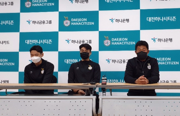 이민성 감독(오른쪽)이 주장 박진섭(가운데), 부주장 서영재(왼쪽)와 함께 미디어데이를 갖고 있다.