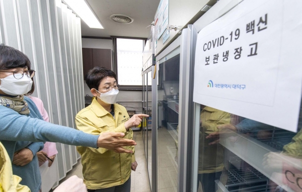 박정현 대덕구청장이 4일 대덕구보건소를 방문해 코로나19 예방접종 실시 현황을 점검하고 있다.
