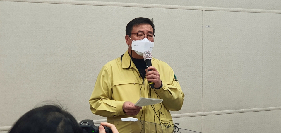 정해교 대전시 보건복지국장이 4일 코로나19 백신 접종 후 사망자 발생에 대해 설명하고 있다.