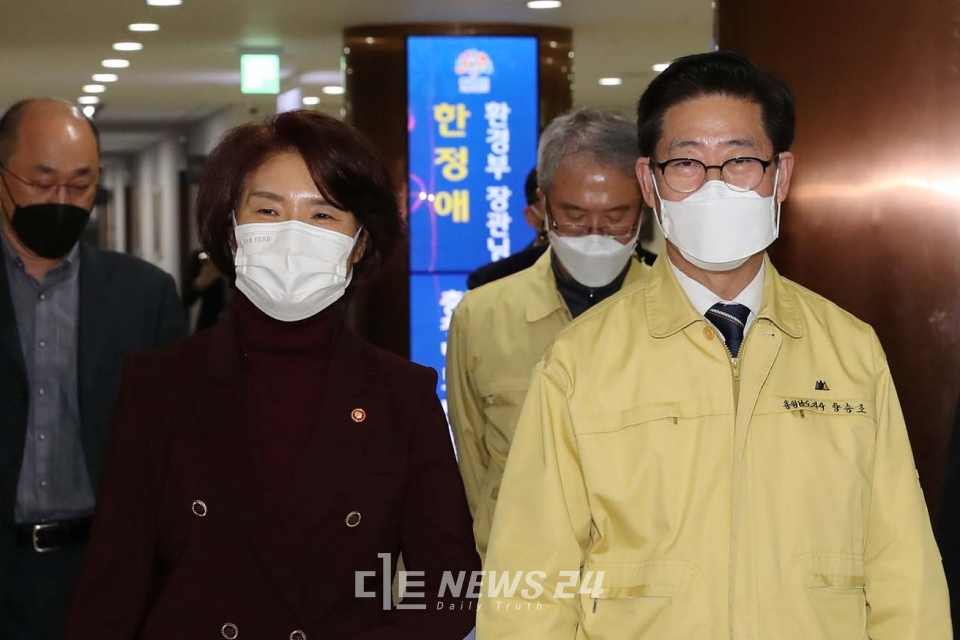 양승조 충남지사가 4일 도청을 방문한 한정애 환경부 장관에게 ‘서천 브라운필드 국제환경테마특구 조성’ 등 생태복원 사업 지원을 요청했다.  