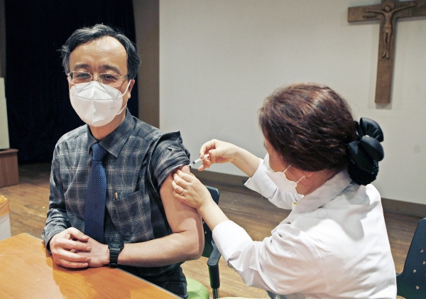 대전성모병원 이동수 의무원장이 5일 코로나19 백신 접종을 받고있다.