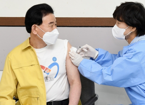 대전 중구 박용갑 구청장은 6일 중구보건소에서 코로나19백신 예방접종을 받았다.