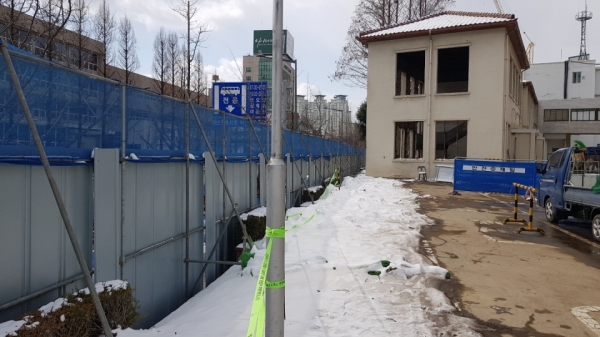 대전시가 소통협력공간 조성을 이유로 옛 충남도청사 향나무 군락을 훼손하고 부속건물 내부 철거에 나섰던 모습.