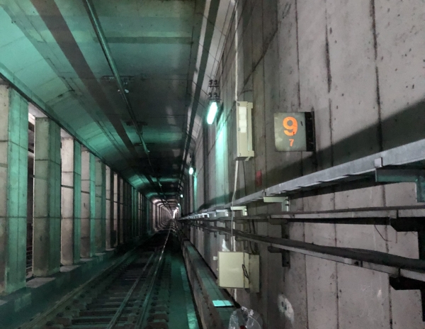서울 지하철 8호선 잠실역~송파역 구간 터널 구간에 설치한 기지국 시스템 모습.