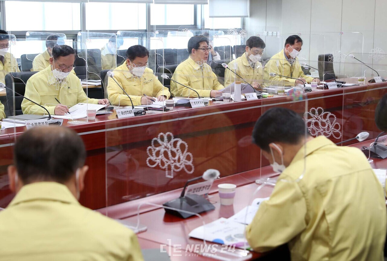 양승조 충남지사는 15일 “기후변화 시대, 충남이 탄소중립과 그린뉴딜의 새로운 중심 역할을 해야 한다”고 강조했다.