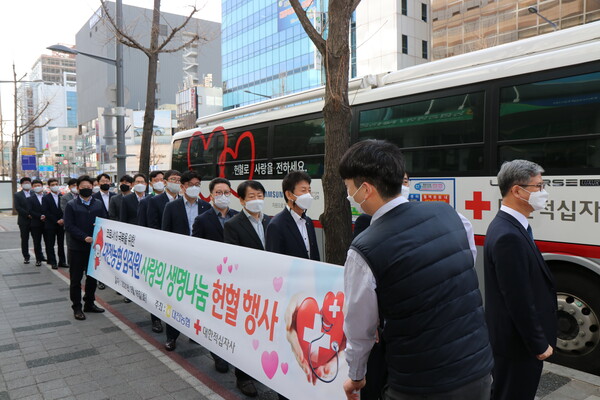 대전농협 임직원들이 헌혈봉사를 위해 줄을 서고 있다.