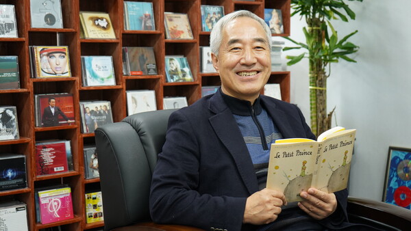 김종률 세종문화재단 대표가 디트책방에 '어린왕자'를 추천, 기부하고 있다.