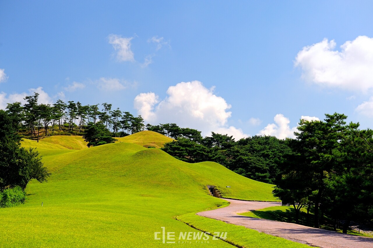 공주 송산리고분군 전경. 충남도 제공.