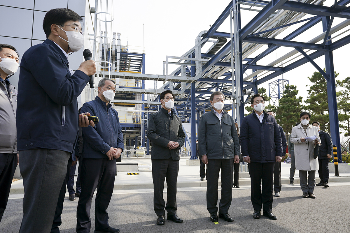 문재인 대통령과 양승조 충남지사가 지난 19일 서산에 위치한 대산그린에너지에서 부생수소 관련 보고를 받고 있다. 청와대 제공.