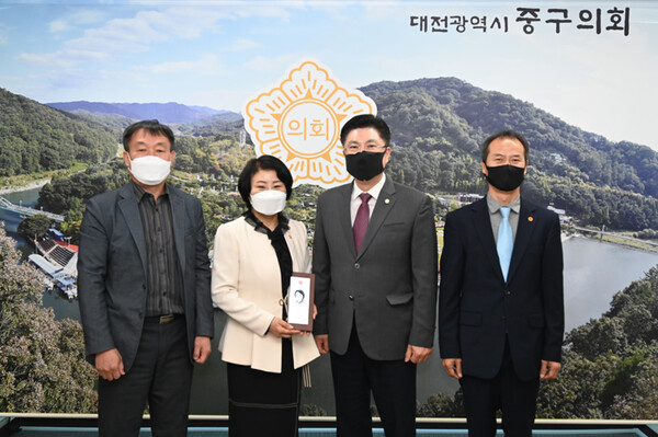 윤원옥 대전중구의원(왼쪽 두번째)이 대전시 옥외광고협회로부터 감사패를 받았다.