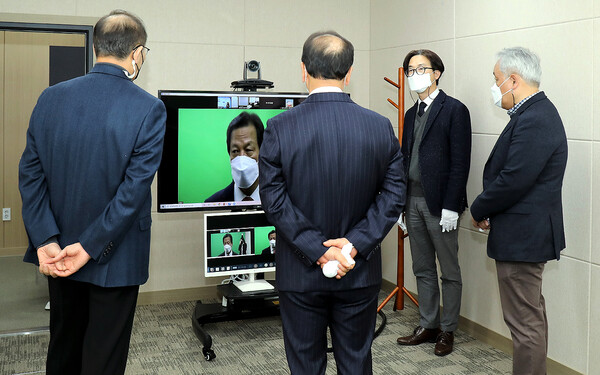 선문대학교 황선조 총장(가운데 뒷모습)이 새로 구축된 e-큐브 스튜디오에서 시연 설명을 듣고 있다.