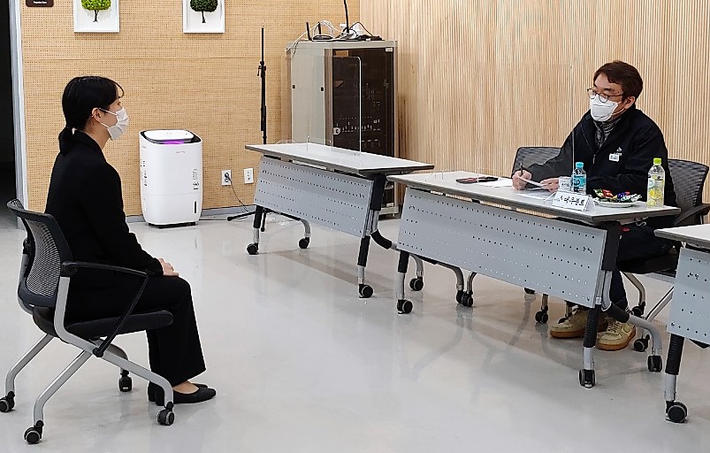 일자리백신 매칭데이(대우볼트)를 통해 한 청년이 일자리상담을 하고 있다.